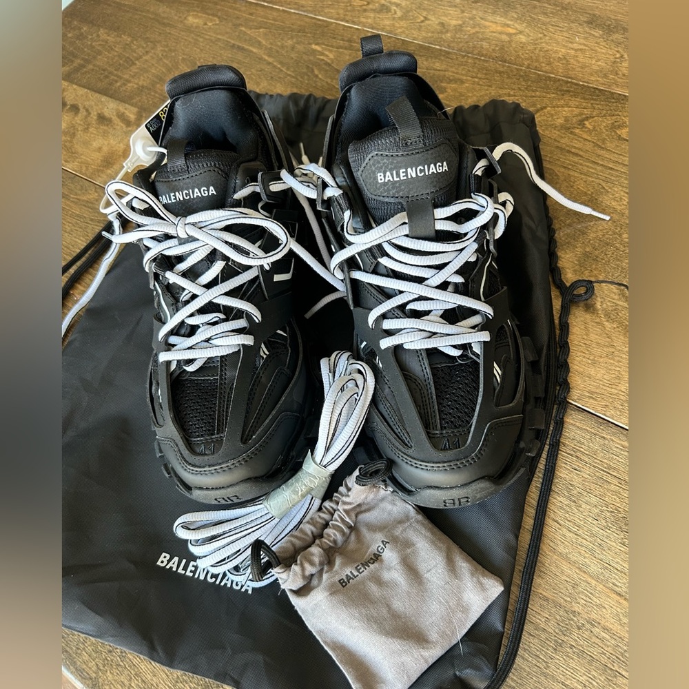 BALENCIAGA
MEN'S TRACK LED SNEAKER IN BLACK. Brand New, Never Worn!!